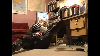Preview 1 of Closeup Pussies - Roxina2007SpiderGurlSelfSex060107.WMV