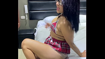Preview 3 of Desi Uncle Romance - una putita de colegiala en un bungalow para empezar una cachada