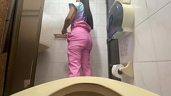 Preview 4 of Pein Full Porn - Camara atrapa a enfermera meando en ba&ntilde_o del hospital(culona)