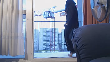 Preview 4 of Kim Morning - musulmane voil&eacute_e danse sur le balcon devant un grutier
