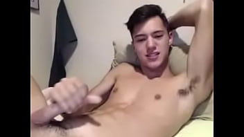Preview 1 of Roseberry - Novinho gozando em chat