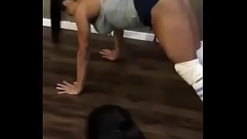 Preview 2 of Novo Bg Sex - Gracyanne barbosa dando bucetada no chao
