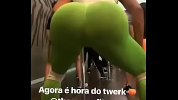 Preview 2 of Vintage Tit Fucking - Gracyanne barbosa rebolando seu rabao sarado