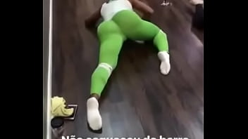 Preview 2 of Finger Blonde - Gracyanne barbosa toda aberta no pole dancing
