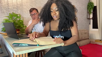 Preview 1 of Shemale Fuck Fat Lady - N&atilde_o resistir ver meu amigo nerd me olhando enquanto estudava para a prova,  transei gostoso com ele sem capa no pelo e na pele.
