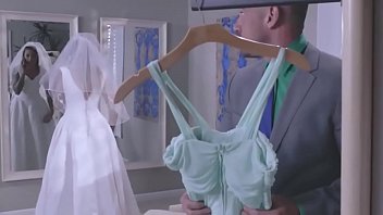 Preview 2 of Egypt Yong School - Madura busca un descuento para su vestido ideal