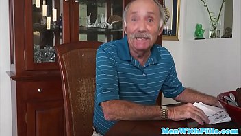 Preview 1 of Tette Moglie - Teen debutante sucking on pensioners dick