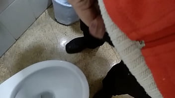 Preview 1 of Boy Two One Girl - VID 20171231 072127 meando por la ma&ntilde_ana