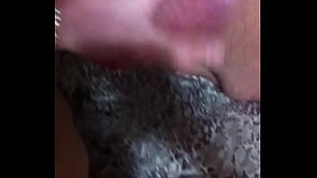 Preview 1 of 2 Bi Guys Tranny Threesome - Batendo uma pro macho