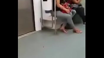 Preview 1 of Randi Ka Bur Xxx - Mulher n&atilde_o aguenta e mija no vag&atilde_o do trem