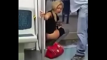 Preview 4 of Randi Ka Bur Xxx - Mulher n&atilde_o aguenta e mija no vag&atilde_o do trem