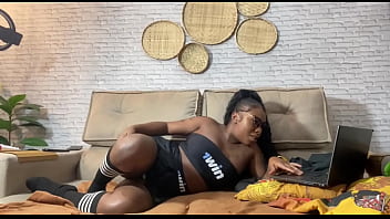 Preview 1 of Indian Xxxxx Video Hp - Part 01- Novinha da bunda grande ,  disse pra eu s&oacute_ ficar olhando ela se tocar ,  mas n&atilde_o aguentei e dei uma gozada farta no rosto dela