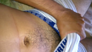 Preview 2 of Cirvids Porn Mom - 2 - Tes&atilde_o do caralho,  Pau Latejando dentro da Cueca,  olha que pentelhada deliciosa.
