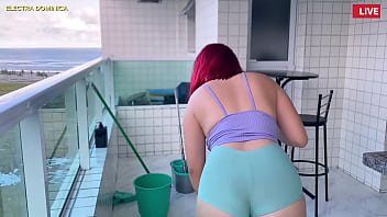 Preview 2 of Xxx Video 1940 - Contratei essa empregada e ela &eacute_ muito safada,  veio com mini shorts para me deixar excitado,  eu fiquei louco