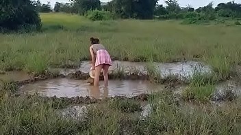 Preview 1 of School Girl Fucking Viedo - Beauty girl  Catching Fish By hand