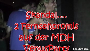 Preview 1 of Mom Imzog - Mutter und Stief-Tochter ficken mit 2 Fremden auf Party