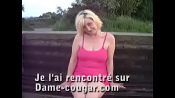 Preview 4 of Sister Fucks Sister In Her Sleep - Mature bien salope qui s&#039_exhibe dans un parc public