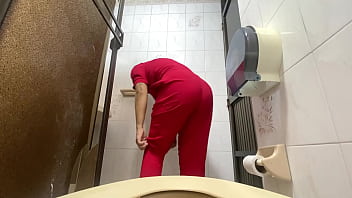 Preview 3 of Epic Dick Ride - Camara atrapa a enfermera meando en ba&ntilde_o del hospital(bbw)