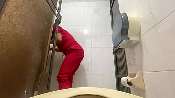 Preview 4 of Epic Dick Ride - Camara atrapa a enfermera meando en ba&ntilde_o del hospital(bbw)