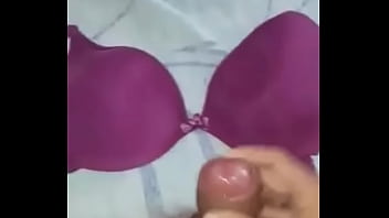 Preview 1 of Bbwsmot Her - Masturbandome en el sosten de mi tia y manchandolo de semen