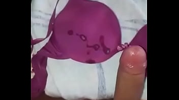 Preview 4 of Bbwsmot Her - Masturbandome en el sosten de mi tia y manchandolo de semen