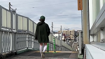 Preview 1 of Zelda Xxx Video - 女装子まゆちゃんが昼間の歩道橋で全裸になって露出プレイを楽しんでいる
