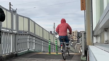 Preview 4 of Zelda Xxx Video - 女装子まゆちゃんが昼間の歩道橋で全裸になって露出プレイを楽しんでいる
