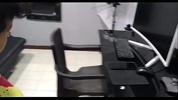 Preview 1 of Mom Son Sex - contrato tecnico para que me haga una revisi&oacute_n al computador y termina revisando las cavidades de mi vagina