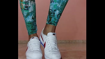 Preview 2 of Suunylio - Cdzinha na pontinha du p&eacute_ tirando seu nike cortez