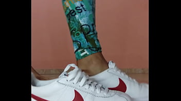 Preview 3 of Suunylio - Cdzinha na pontinha du p&eacute_ tirando seu nike cortez