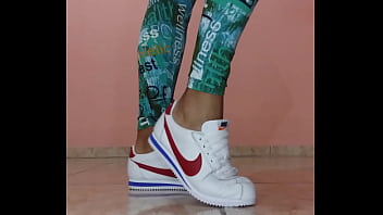 Preview 1 of Suunylio - Cdzinha na pontinha du p&eacute_ tirando seu nike cortez