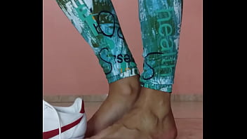 Preview 4 of Suunylio - Cdzinha na pontinha du p&eacute_ tirando seu nike cortez