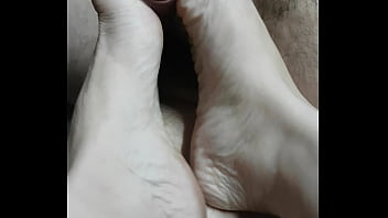Preview 2 of Han Sung Ju Sex Tape - Esposinha batendo uma com os pezinhos (wife footjob)