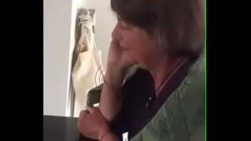 Preview 1 of Momz Porn - odile la chienne au telephone avec une amie et