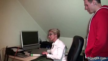 Preview 1 of Actress Kajol Bf Videos - Geile MILF Chefin fickt den jungen Azubi direkt auf Arbeit