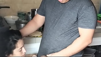 Preview 4 of Ika Nabila Porn - ENCUENTRO A MI MADRASTRA SOLA EN LA COCINA Y LA PRENDO A VERGA CON EYACULACION PRECOZ EN SU BOCA