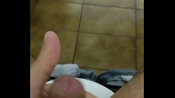 Preview 2 of Azg N Dede - Punheta no banheiro da faculdade