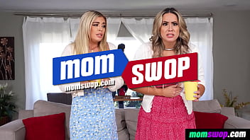 Preview 1 of Ecuatoriana Pajeandose - MomSwop - Step Moms Fuck Their Stepsons on the Last Day of the World