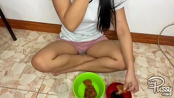 Preview 1 of Logan Dray - She&#039_s eating naked on the floor!