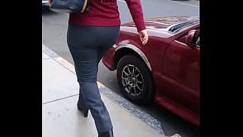 Preview 4 of Latina Huge Face Fuck - madura culona caminando