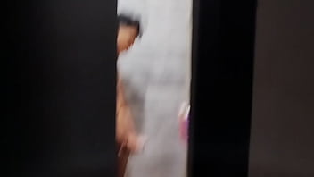 Preview 1 of Poney Billy Tina - MIRO COMO MI HERMANASTRO DE VERGA GRANDE SE DUCHA Y ENTRO A SU BA&Ntilde_O PARA FOLLARMELO- SEXO REAL