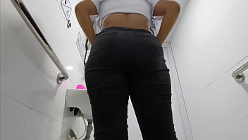 Preview 1 of Onj Chichi - Camara amateur en el ba&ntilde_o de hospital graba enfermera latina culona