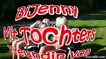 Preview 1 of Salah Sek Movies - Mutter und Stief-Tochter ficken 2 junge Typen im Garten