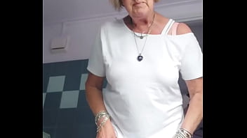 Preview 1 of Pek Xxx Move - Oma neukt harige kut met