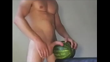 Preview 3 of Iron Xxnxx Vedio - Comendo a melancia