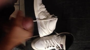 Preview 3 of Zoo Anime Porno 3gp - Cum on my Nike / Gozando no meu Nike branco