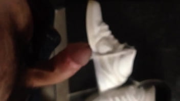 Preview 1 of Zoo Anime Porno 3gp - Cum on my Nike / Gozando no meu Nike branco