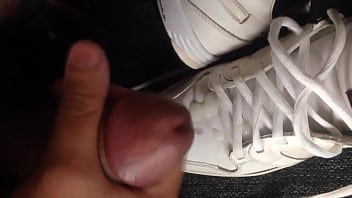 Preview 4 of Zoo Anime Porno 3gp - Cum on my Nike / Gozando no meu Nike branco