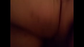 Preview 2 of Angie Noir Stepmom - Corno mete na esposa puta de quatro enquanto ela fala pelo whatsapp com o come
