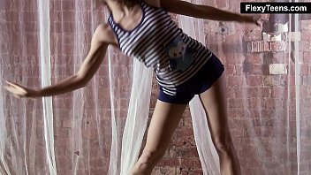 Preview 1 of Singar Juma Teen - Dynamic spreads by the sexy Noga